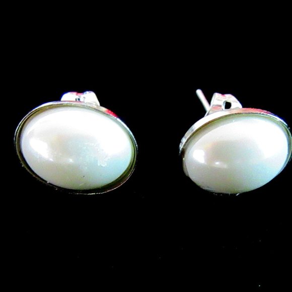 Faux white pearl oval pierced stud earrings - Picture 4 of 5